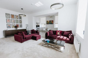 BOBBIN ROW - Grade 2 Listed Property with a Beautiful Design with Access to Leeds